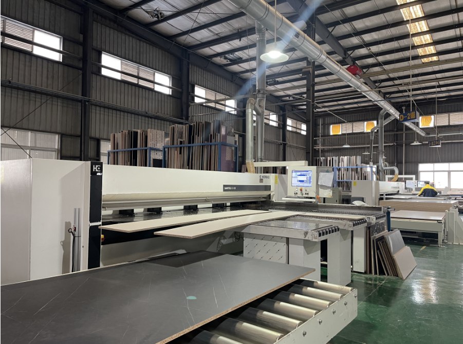 Precision cutting at HAILI HOME factory